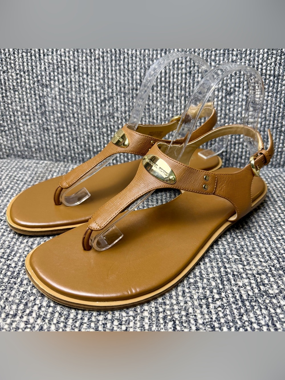 Michael Kors MK Logo Plate T Strap Thong Sandals Luggage Brown Women’s 9M - Picture 3 of 9
